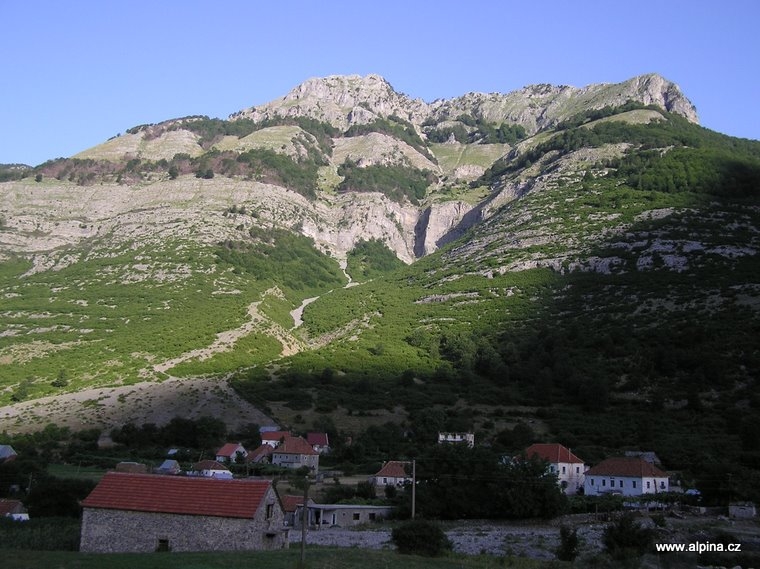 Albánie - výstup z vesnice Boge