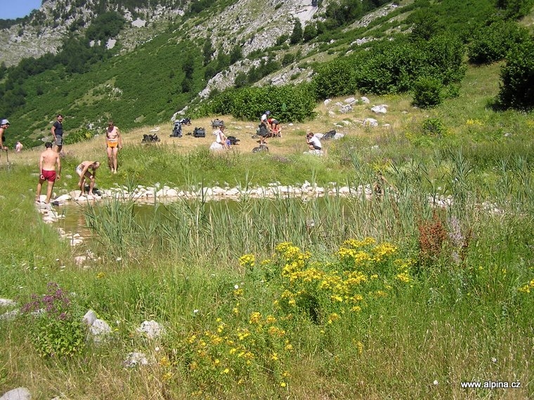 Albánie - první koupání v jezírku nad Boge